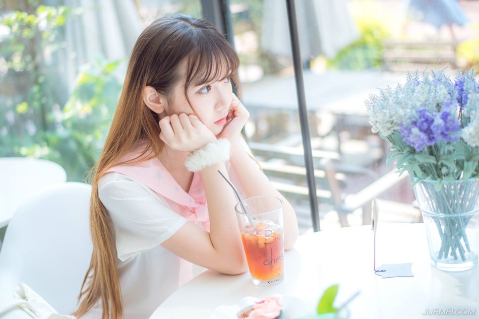 至于伏德为何会在这里，却是诸葛亮临走前派他给陈到送来一封书信，至于信的内容，伏德曾经偷偷打开过，但只是很寻常的嘱托，并未有太多信息表露出来，但陈到在看过信之后，只是淡淡的扫了伏德一眼之后，告诉伏德：“军师在信中说你文武双全，是员不可多得的人才，既然如此，便留在江夏吧。”